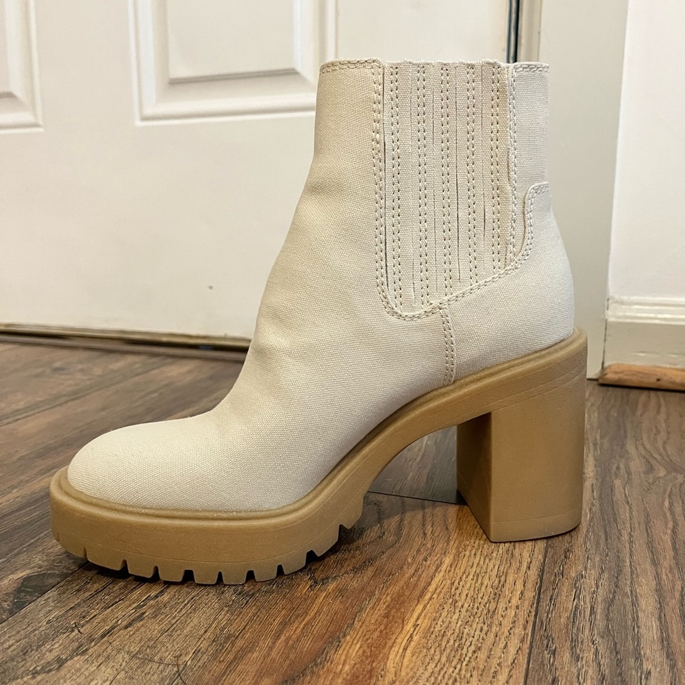 New in box Dolce Vita Caster boot in Sandstone 6.5